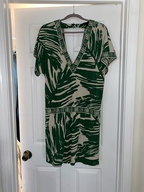 Vintage BCBG Green and Cream V-Neck Short Sleeve Dress